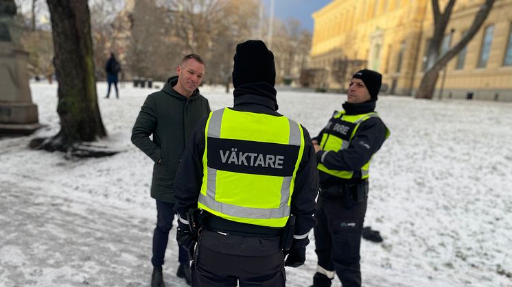 Trygghetsborgarrådet Erik Slottner (KD) möter två av väktarna i Humlegården