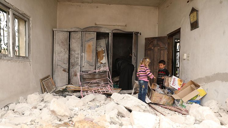 Ayman, 56 år, återvände till sitt förstörda hem i Idlib tillsammans med sina barn.