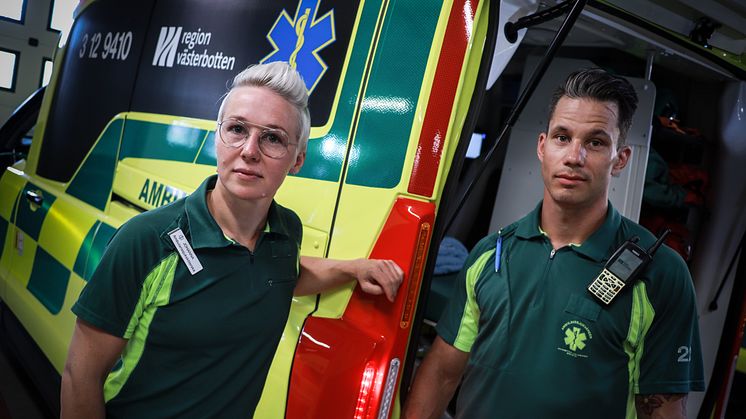 Johanna Sehlstedt Lindgren och Fredrik Rönnholm är ambulanssjuksköterskor i Skellefteå. Foto: Per Strömbro/Region Västerbotten