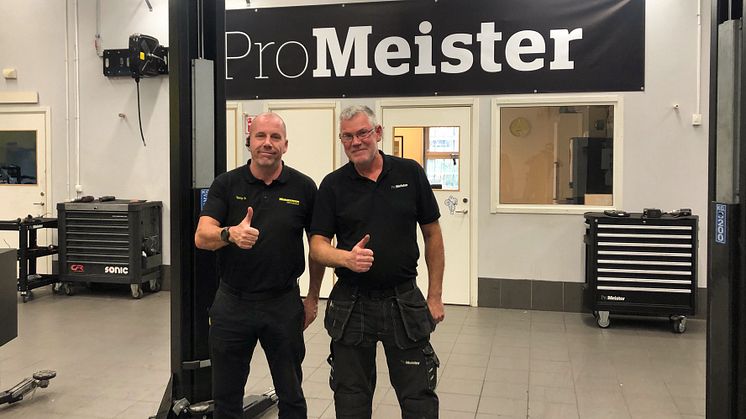 Tony Baldervin och Ulf Carlsson är två av fordonsteknikerna på Mekonomen bilverkstad i Vårby som stärkt sin verksamhet med kvalitetsmärkningen Godkänd bilverkstad.