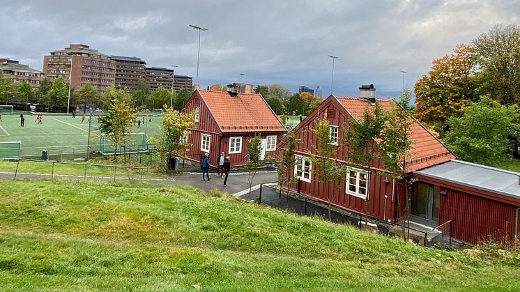 Nå har de over 200 år gamle portnerboligene i Tøyenparken fått nytt liv som garderober og klubbhus/varmestue for klubbene som trener og spiller kamper på Caltexløkka.