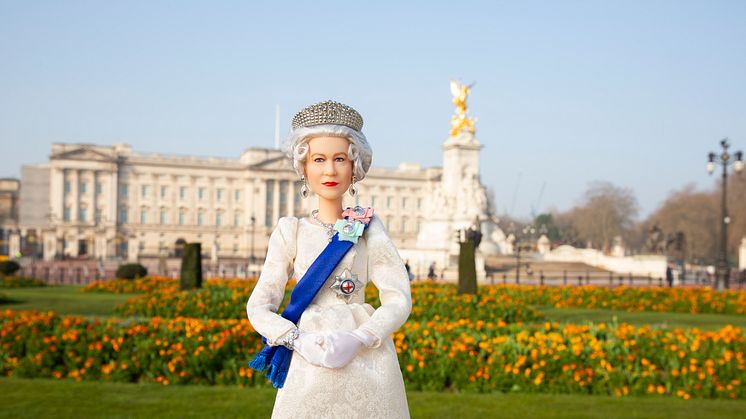 Queen Elizabeth II Barbie®-Puppe, fotografiert vor dem Buckingham Palace