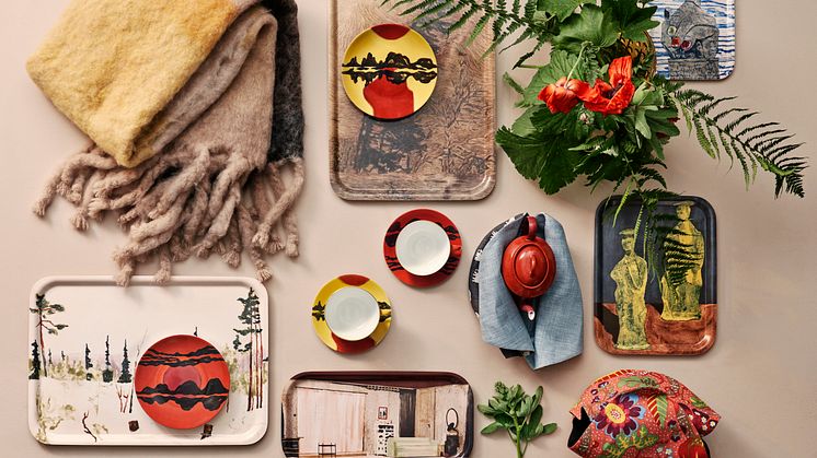 The collection comprises a throw blanket, a tea cosy, a series of trays and a tea set. The name of the collection “The Discrete Charm” is a reference, among other things, to the artist’s own relationship to bourgeoise traditions. ﻿