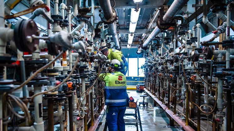 UTFORSKER NYE MULIGHETER: Medarbeiderne ved Elkem Bremanger skal ta i bruk nye teknologi som muliggjør utnyttelse av hydrogen som ellers ville ha gått tapt (Foto: Elkem)