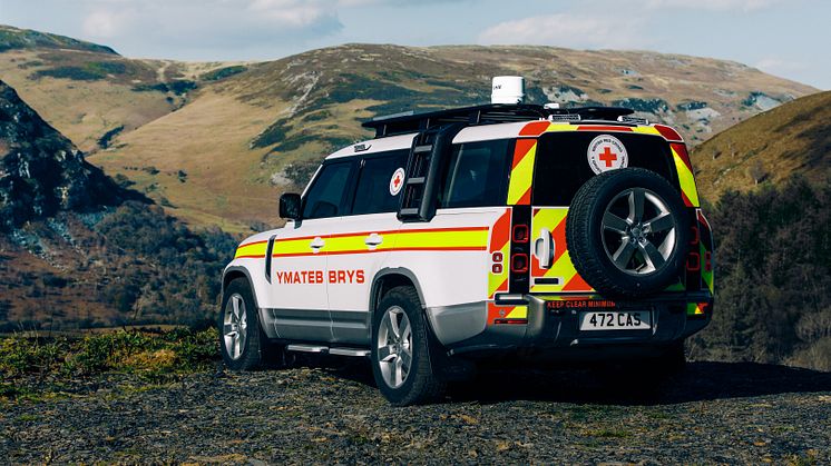 En spesialbygd Defender 130 er klar til aktiv tjeneste hos Røde Kors i Nord-Wales