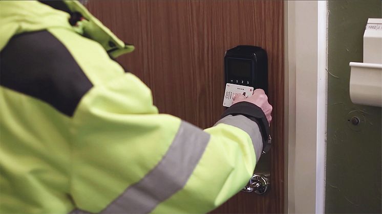 ID06 Smartlås monteras på kundens dörr. Därefter låser hantverkaren upp dörren med sitt ID06-kort. Foto: Karolina Rosenqvist