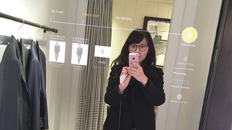 Tina Banh-Skybrand testar interaktiv spegel i provrummet på Ralph Lauren flagshipstore på 5th avenue i New York