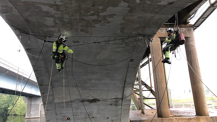 Reparbetare utför broinspektion