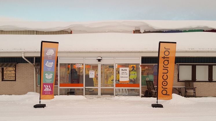 I den icke-virtuella världen finns Procuratorbutiken i Örnsköldsvik på Skortsedsvägen 7A. 