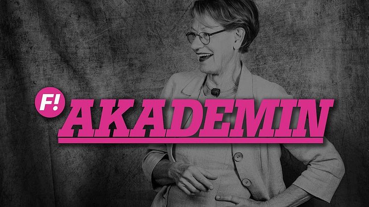 Syntolkning: Foto på Gudrun Schyman med "F! Akademin" i rosa text framför