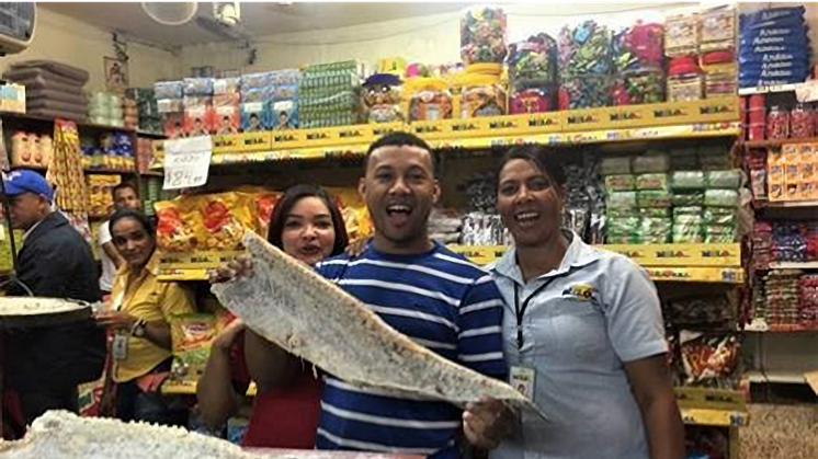 Dominikanerne kjøper ofte klippfisken sin i "colmados"- lokale butikker som selger alt fra mat til skruer og fiskegarn.