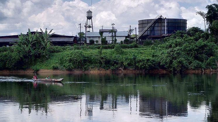 Foto Jessica Johansson, 2022: Firestone Liberia’s gummiplantage, ca 50 km väster om huvudstaden Monrovia. Boende i området lever till stor del av småskaligt fiske och jordbruk och många uppger att de påverkas direkt av föroreningar. 