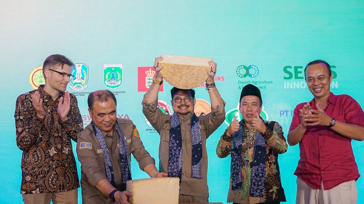 Den indonesiske landbrugsminister (i midten) ved lanceringen i Malang