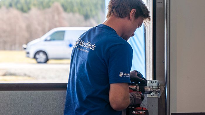 Nu breddar Sveriges ledande fönsterbytare sitt erbjudande till alla husägare med högkvalitativa takskjutportar till garage. 