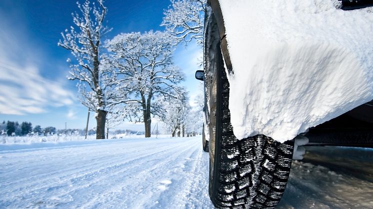 Winter- oder Allwetterreifen sollten bei winterlichen Straßenverhältnissen dringend aufgezogen sein, um Unfälle nicht grob fahrlässig zu riskieren.
