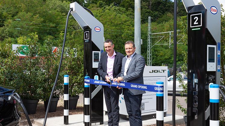 Einweihung einer neuen ultraschnellen Ladestation bei ESSO in Stuttgart: Maurice Neligan, CEO der JOLT Energy Group (links) und Thomas Speidel, CEO von ADS-TEC Energy.