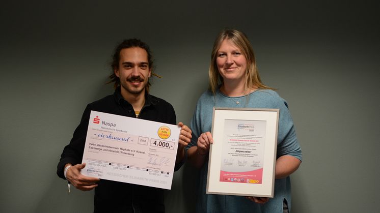 Freuen sich über die Auszeichnung: Daniela Seidemann-Schawer und Janis Köthe.