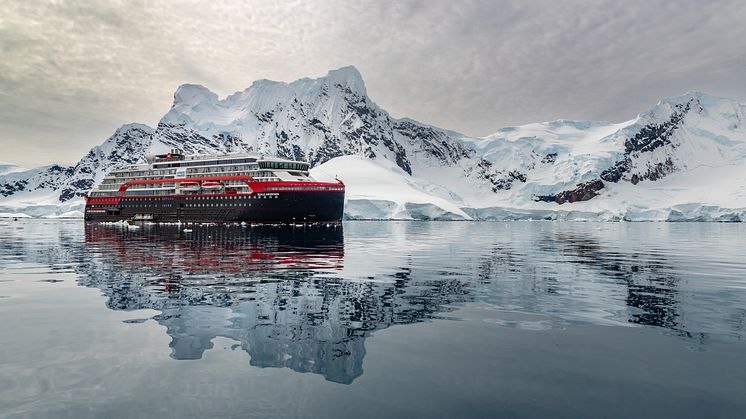 STARLINK TO ANTARCTICA: With SpaceX’ innovative broadband service Starlink, Hurtigruten Expeditions’ guests are given access to high-speed connectivity while exploring. PHOTO: Oscar Farrera/Hurtigruten Expeditions