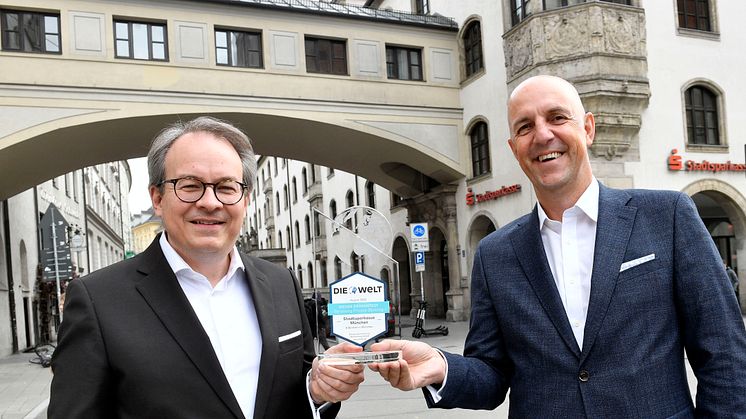 (v.li.) Florian von Khreninger-Guggenberger, DIrektor Private Banking und Vorstandsmitglied Stefan Hattenkofer freuen sich über den erneuten Test-Sieg.