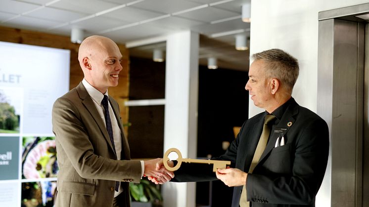 Comwell PR-foto: Hoteldirektør Frederik Jelstrup overtager nøglen til Bygholm fra CALUM