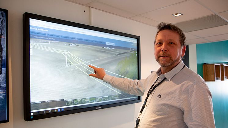 Her viser kvalitetsleder i Eidsiva Nett, Jan Brede Knutsen hvordan de klarer å holde oversikt over strømnettet ved hjelp av digitale kart. 