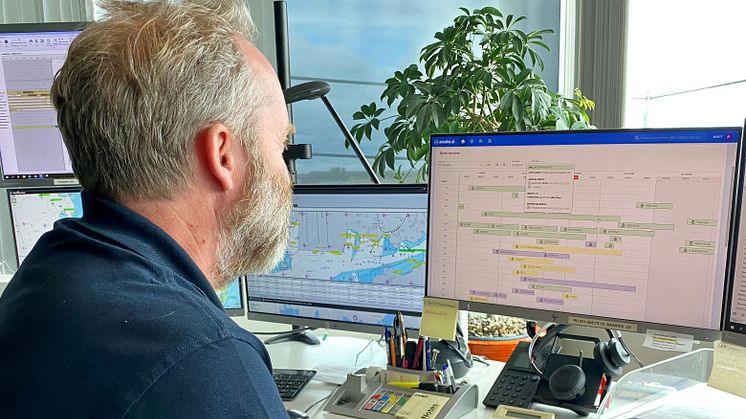 Andreas Berne, trafikplanerare på Port Control, jobbar nu i Allberth och tycker att den största fördelen är att den är delbar med kollegor på lotsplanering och Klippans båtmansstation vilket underlättar hela informationsflödet. Foto: Susanne Hansson