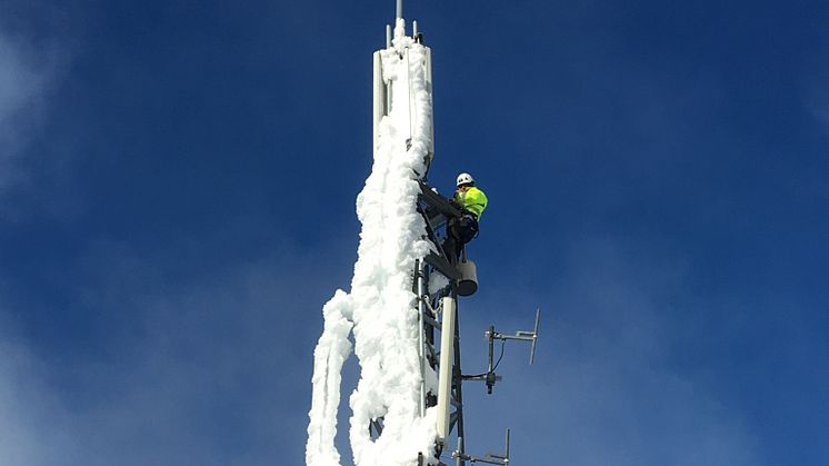 På fjellet Skolten på Svalbard ligger Norges kanskje mest værutsatte mobilstasjon. Telenor investerer årlig omkring 6 milliarder kroner for å sikre gode mobilopplevelser landet over. Foto: Telenor Svalbard