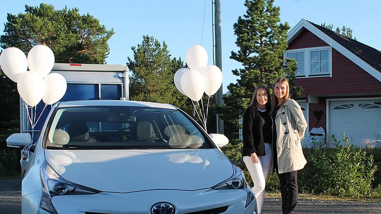 18-års gaven: Malin Kiltorp  sammen med bilselger Nina Richardsen fra Nordvik. 