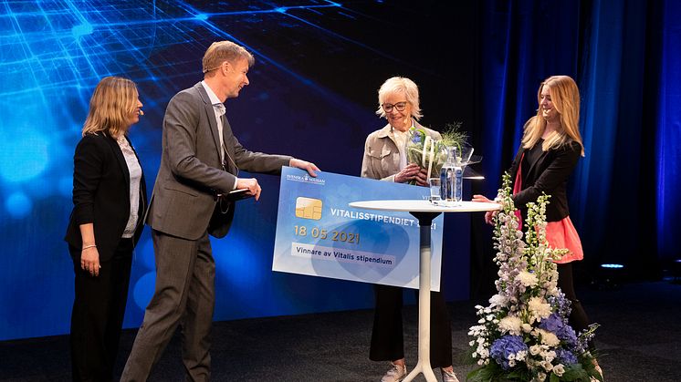 Vitalis stipendium delas ut till förra årets vinnare - Anne-Lie Gustafsson, processledare i Försäkringsmedicin i Region Kalmar.