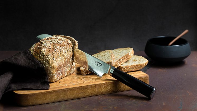 Knives_EGO-VG10_Bread-Knife-EVG20BK_w_bread2_landscape - kopia