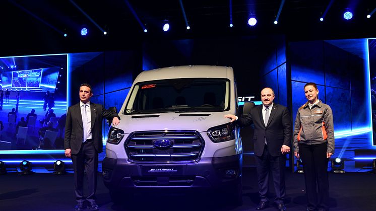Täyssähköisen Ford E-Transitin asiakastoimitukset käynnistyivät; Ford Pro sähköistää tuottavuutta