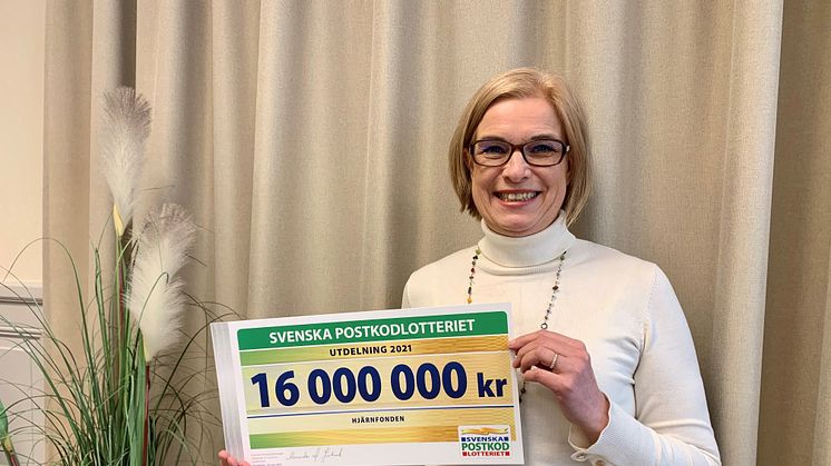 Anna Hemlin, generalsekreterare på Hjärnfonden tar emot Postkodlotteriets bidrag på 16 miljoner