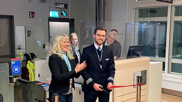 Bandklippning på röda mattan inför första avgången till London av flygstationschef på Luleå Airport och kapten på SAS. Foto: Swedavia
