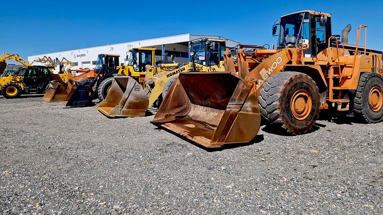 Whether orange or yellow: Used excavators and construction machinery can be found at the industrial auction house Surplex. (© Surplex).