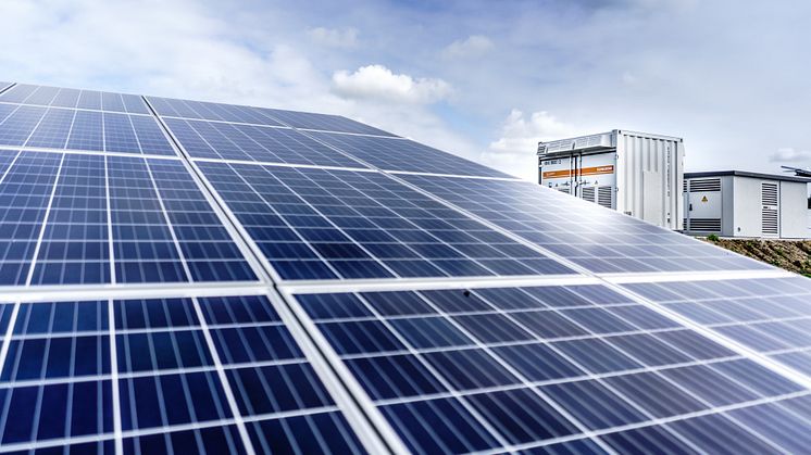 Nytt bygningsenergidirektiv vil føre til at offentlige bygninger og mange næringsbygg får et krav om å ettermontere solceller på tak fra 2027. Foto: Unsplash