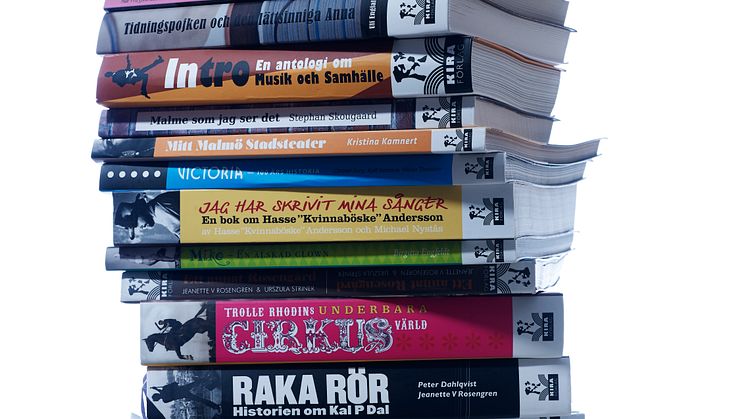 Kira förlag kör ut bokbeställningar till kunder i Malmö