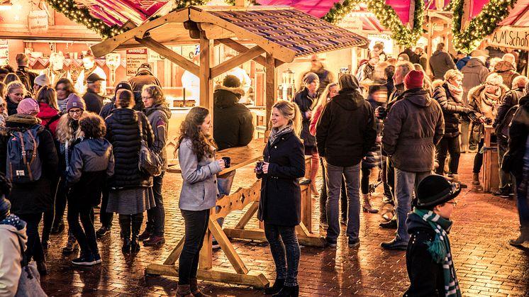 Der Weihnachtsmarkt auf dem Holstenplatz ist schön geworden und lädt zum Punschen ein