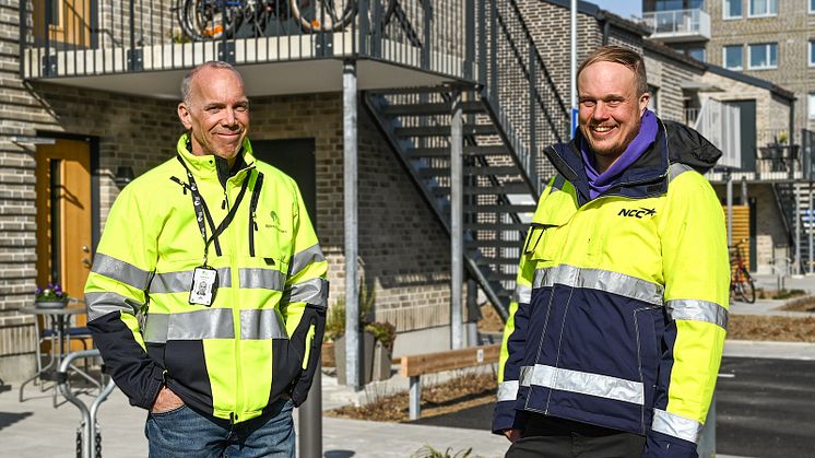 <span>Björn Ravemark, projektchef Helsingborgshem tillsammans med Johan Eriksson, platschef NCC, framför bygget.</span>
