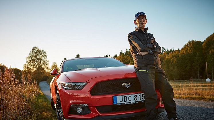Jeg hedder Lennart. Jeg er 97 år og kører Ford Mustang og nyder hvert sekund. Sådan begynder historien om den livlige svensker, hvis historie deles flittigt i hele europa. 