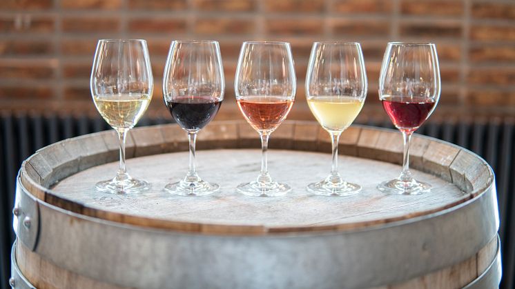 Rött, vitt, orange eller rosa - olika men lika bra! Kom och prova vin i regnbågens alla färger.