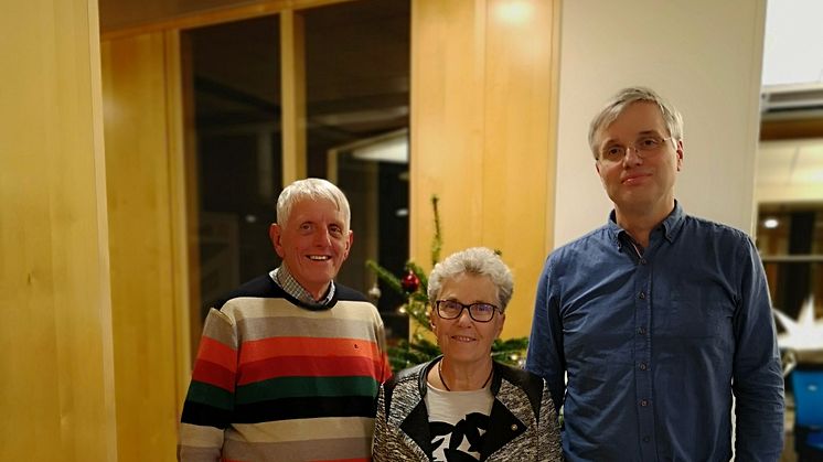 Tre av de personer som var med och lanserade SundaHus Miljödata 2003. Från vänster: Kjell Isacsson, Kerstin Isacsson och Jan Boström. Bilden togs i samband med 15-årsfirandet. 