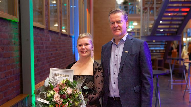 Linnéa Carlsson tillsammans med Henrik Runnemalm från GKN Aerospace.