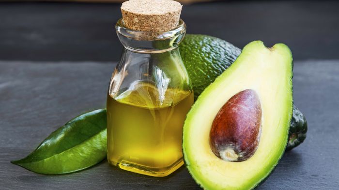 Avocadoöl besitzt wertvolle hautpflegende Eigenschaften. Bild: marrakeshh | fotolia