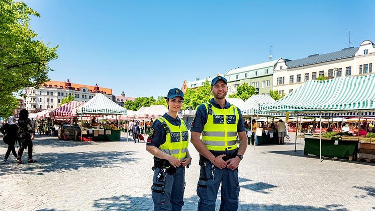 Securitas ordningsvakter på plats vid Möllevångstorget för att tillsammans med Malmö stad och Polisen göra platsen säkrare för boende och besökare. Foto: Peter Kroon.