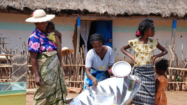 Bildquelle: myclimate, Foto: Madagassinnen bereiten Essen mit einem effizienten Solarkocher zu.