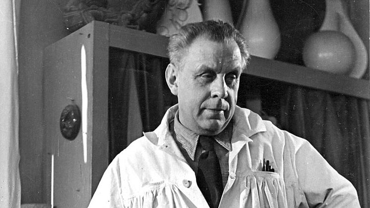 Wilhelm Kåge i ateljén på Gustavsberg 1949