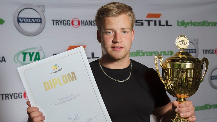 En glad och lite förvånad Oskar Ågren lyfte bucklan som segrare i Yrkes-SM - yrke Yrkesförare.