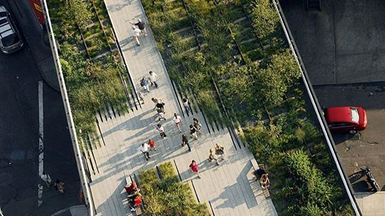   Parken The High Line är skapad på en järnväg som fraktade varor på nedre Manhattan.  Foto Iwan Baan.