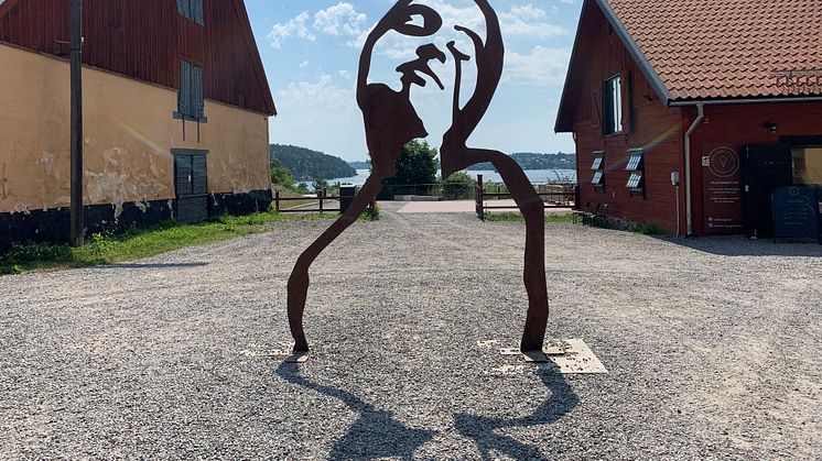 Skulpturen När vi blundar av Tomas Lacke är ett av konstverken som finns med i appen Upptäck konsten. ©Tomas Lacke/Bildupphovsrätt 2022. Foto: Rebecka Walan/Stockholms läns museum. 