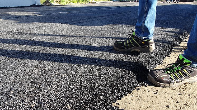 Bilden visar läggning av den fallvänliga asfalten i testmiljö. Foto: Carl Zide